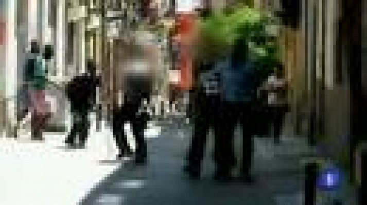 Telediario 1 - Un policía dispara al aire en la detención de un mantero en Lavapiés