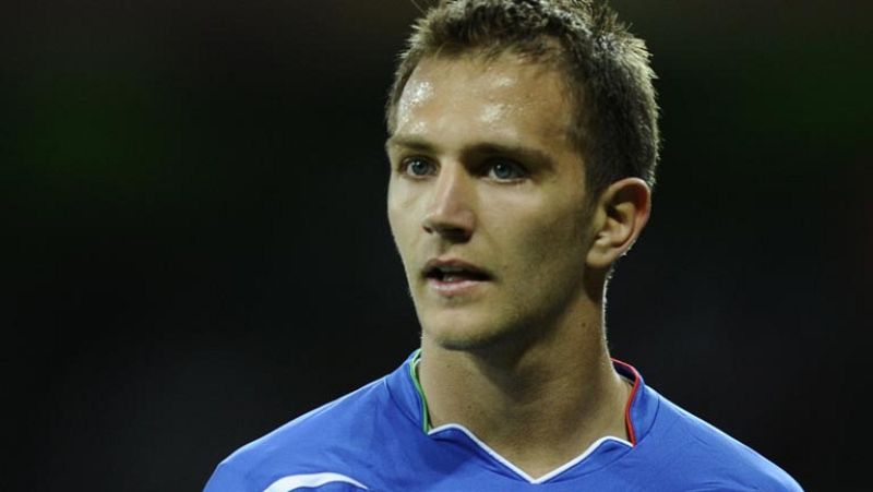 Escándalo de amaño de partidos en el fútbol italiano. La investigación de la policía llega hasta un internacional que estaba convocado para la Eurocopa. El defensa Doménico Críssito, del Zenith de San Petesburgo ha sido excluído de la concentración 