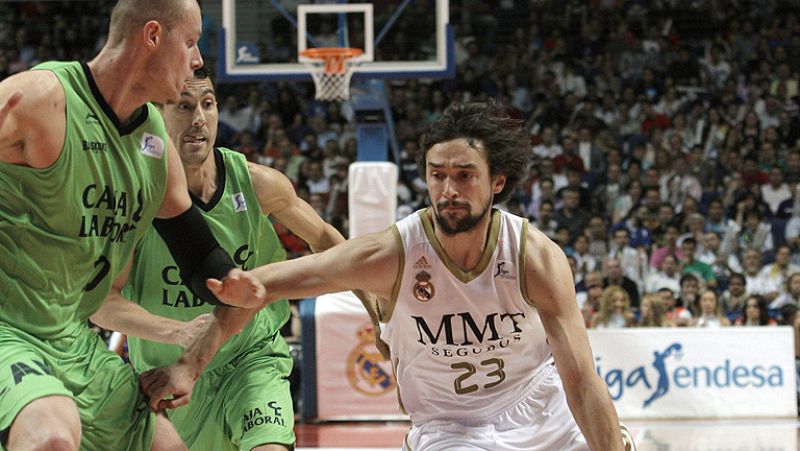 Las semifinales de la Liga Endesa entre Real Madrid y Caja Laboral se trasladan a Vitoria igualados a victorias. Los blancos están obligados a ganar si no quieren afrontar un cuarto partido contra las cuerdas en el Buesa Arena.