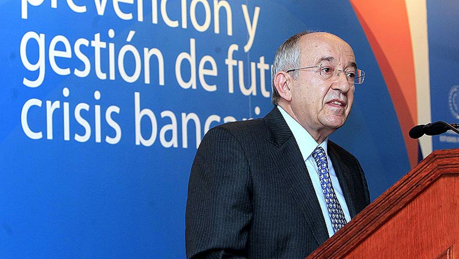 Fernández Ordóñez dejará el cargo de gobernador del Banco de España un mes antes de lo previsto