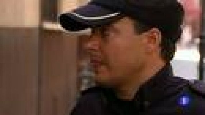 Telediario 1 - Policías salvan a un bebé