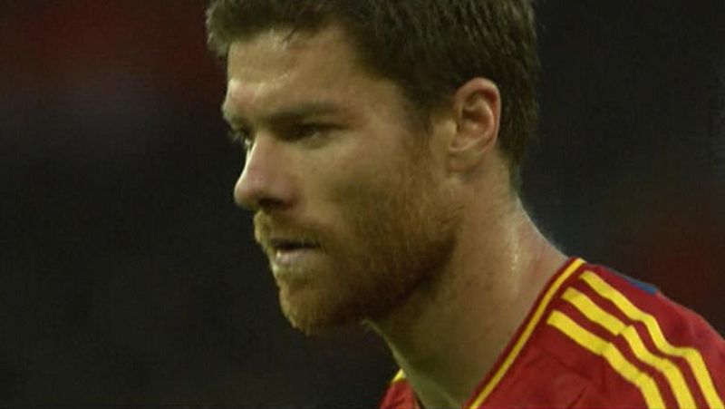 Xabi Alonso ha adelantado a la selección española con un lanzamiento de penalti en el minuto 52, tras unas manos claras dentro de su área del defensa surcoreano Choy Hio-Jin. 