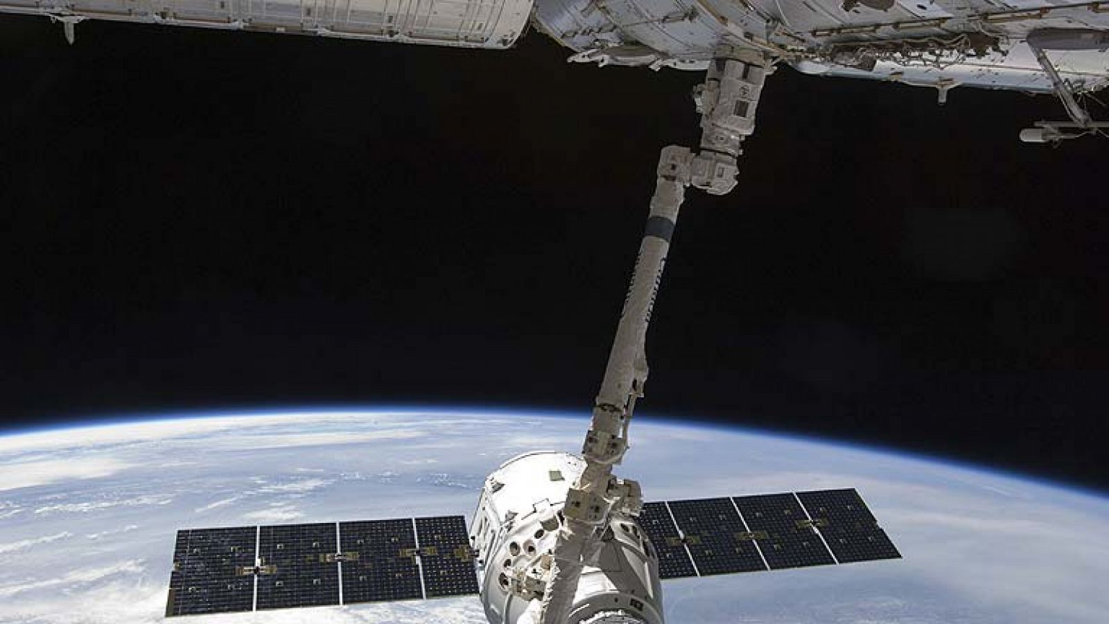 La cápsula privada Dragon se desacopla de la Estación Espacial Internacional