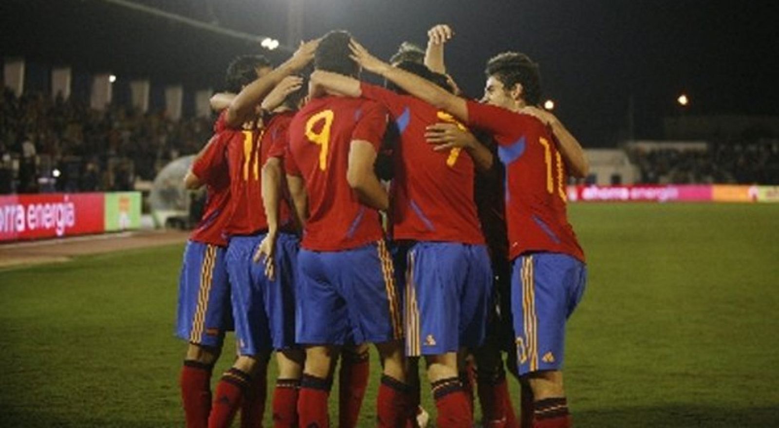 Solo tuvo que empujar el pase de Sarabia para poner el 0-1 en el marcador, pero el jugador del Málaga se llevó el premio a su gran partido por este tanto.