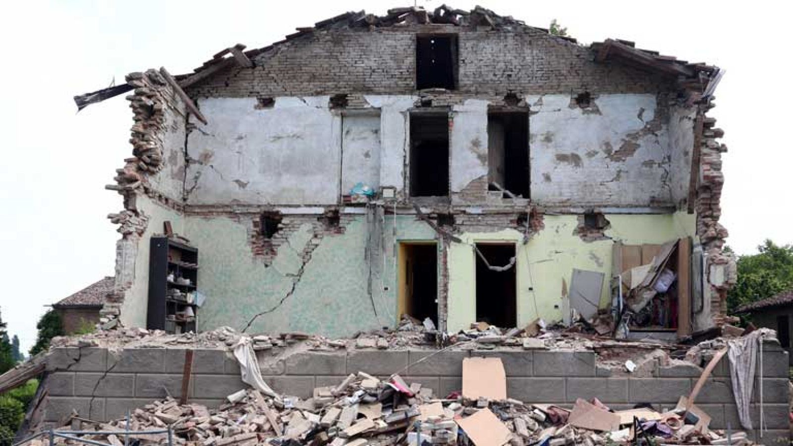 Réplicas en Italia desplazan a la población