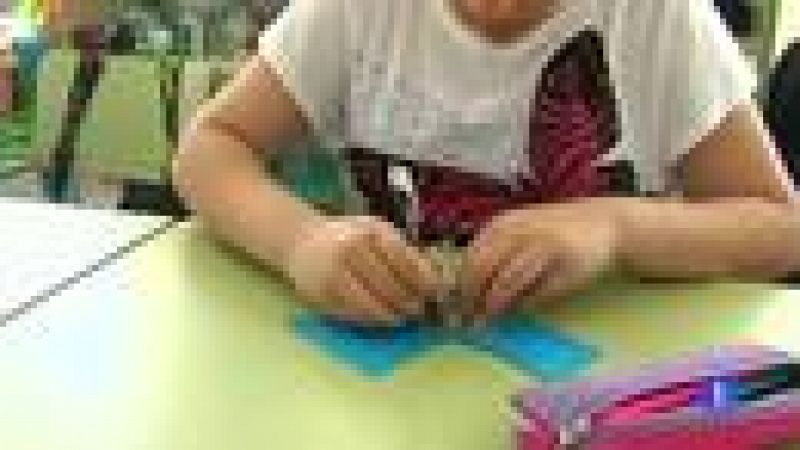 Una cooperativa de niños vende accesorios de moda con material reutilizado