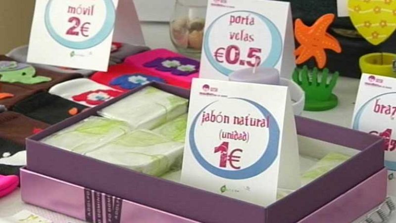 Una cooperativa de niños vende accesorios de moda con material reutilizado