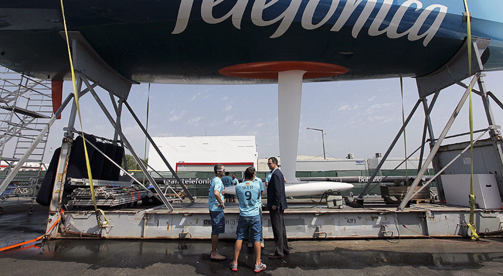 A falta de dos etapas para el final, el barco español Telefónica ha perdido la cabeza en la regata Volvo Ocean Race. Los tripulantes, en Lisboa, han recibido la visita del príncipe Felipe de Borbón.