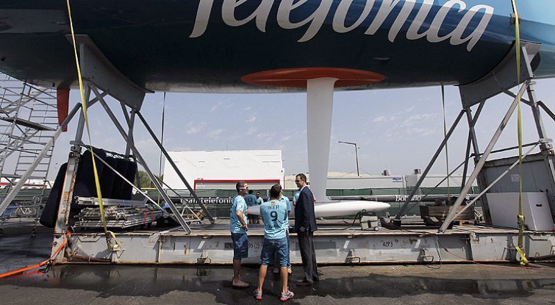 A falta de dos etapas para el final, el barco español Telefónica ha perdido la cabeza en la regata Volvo Ocean Race. Los tripulantes, en Lisboa, han recibido la visita del príncipe Felipe de Borbón.