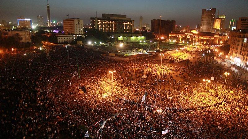 Decenas de miles de egipcios se concentran en la plaza cairota de Tahrir, cuyos accesos han cerrado, para mostrar su ira hacia el fallo que hoy condenó a cadena perpetua al expresidente Hosni Mubarak y al exministro del Interior Habib al Adli, y abso