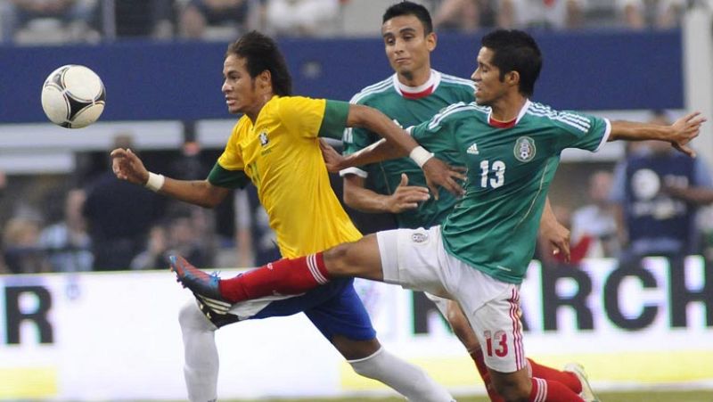 La selección de México con goles de Giovani Dos Santos, al minuto 22 y Javier 'Chicharito' Hernández, de penalti, a los 32, venció por 2-0 a la de Brasil, invicta en sus últimos diez encuentros, en un partido amistoso disputado en el Cowboys Stadium 