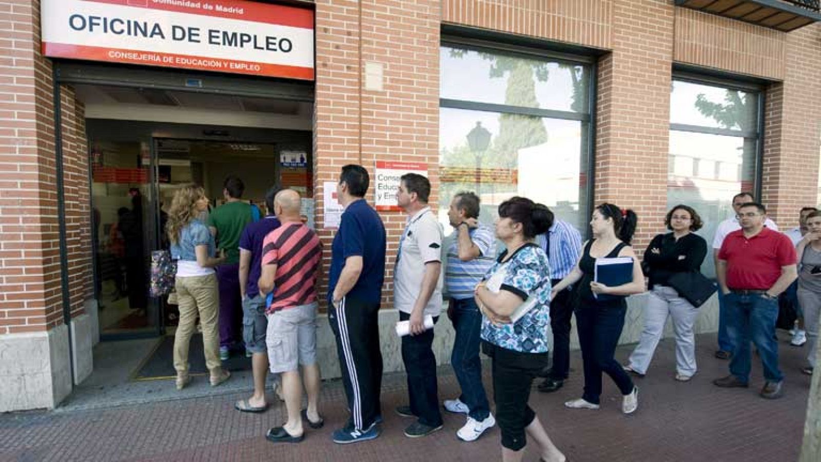 El paro desciende en el mes de Mayo pero menos de la mitad que en 2011