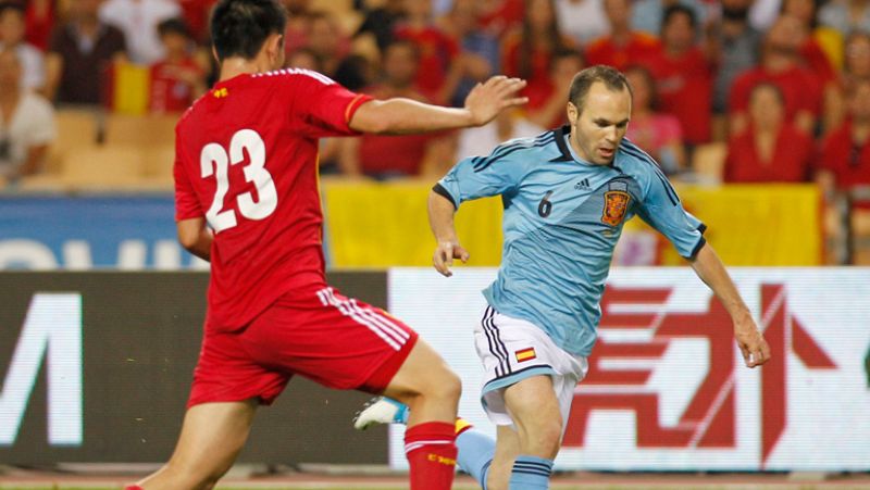 Iniesta decide con una genialidad ante China