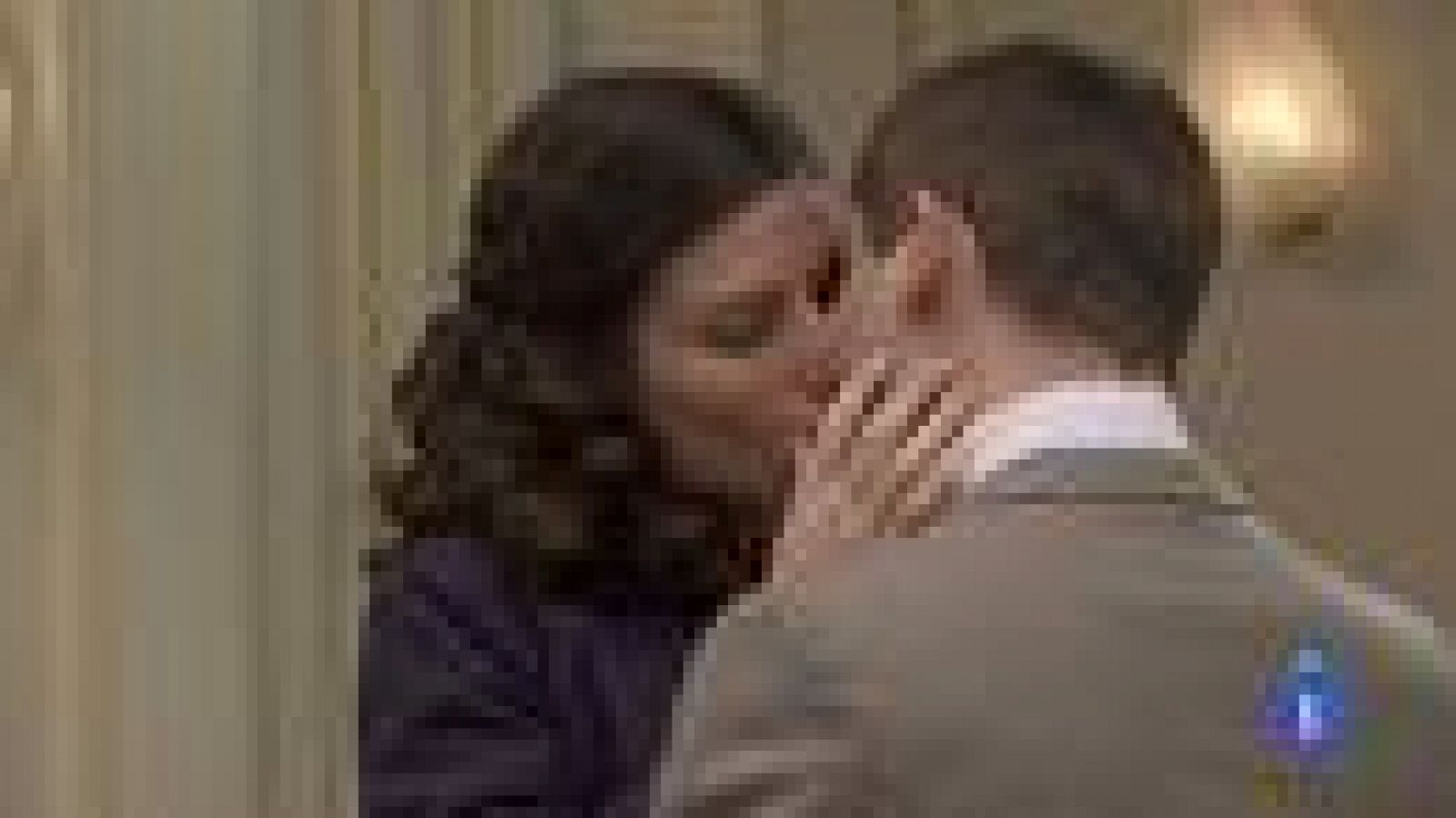 Amar - Estrella se lanza y besa apasionadamente a Miguel