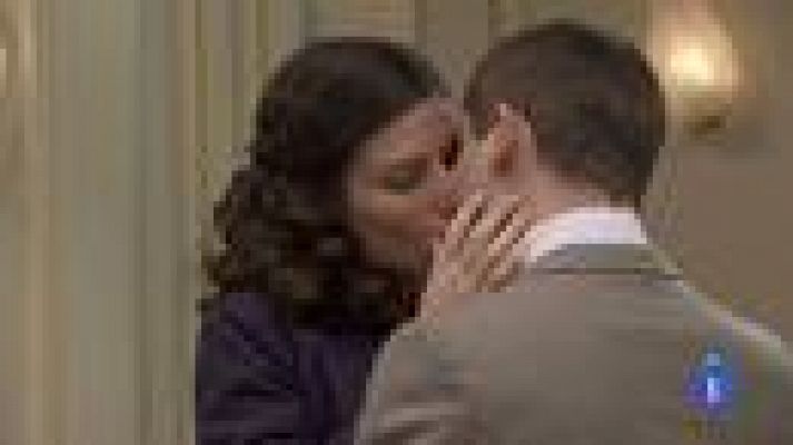 Amar en tiempos revueltos - Estrella se lanza y besa a Miguel