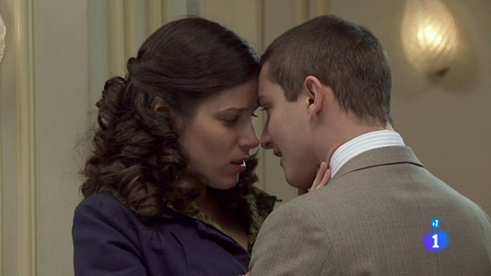 Amar en tiempos revueltos - Estrella se lanza y besa a Miguel