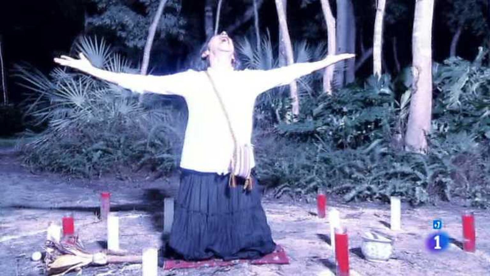 Corazón apasionado - Capítulo 20 - Una tormenta se desata mientras Patricia está cabalgando, y va al refugio para esperar que pase y para secarse - Ver ahora