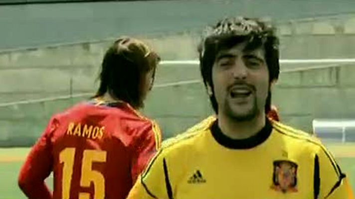 El video 'Showtime 2.0' de Estopa será la canción oficial de apoyo al combinado nacional de fútbol para la Eurocopa. En la grabación se puede apreciar a los hermanos Muñoz entrenando con los miembros de la selección española de fútbol.