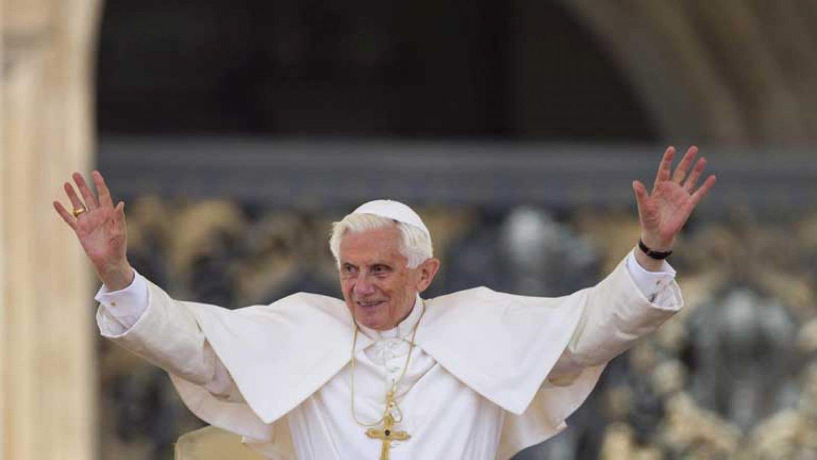 El cardenal Bertone asegura que los ataques no han intimidado al Papa