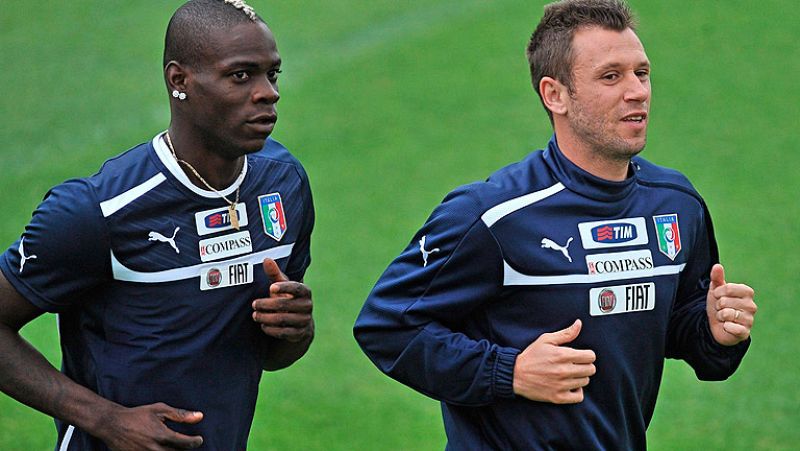 Los contratiempos han nublado la concentración de la selección italiana a cinco días de su debut en la Eurocopa. Tras el escándalo de la corrupción, las lesiones le privarán de Barzagli y mantienen en duda a Balotelli. Otra rival de España, Croacia, 