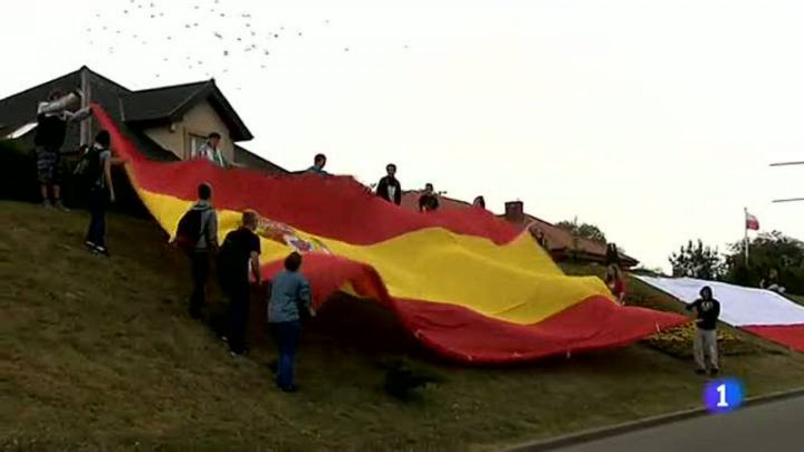 Telediario 1: Gniewino se viste con los colores de España para recibir a la 'Roja' | RTVE Play