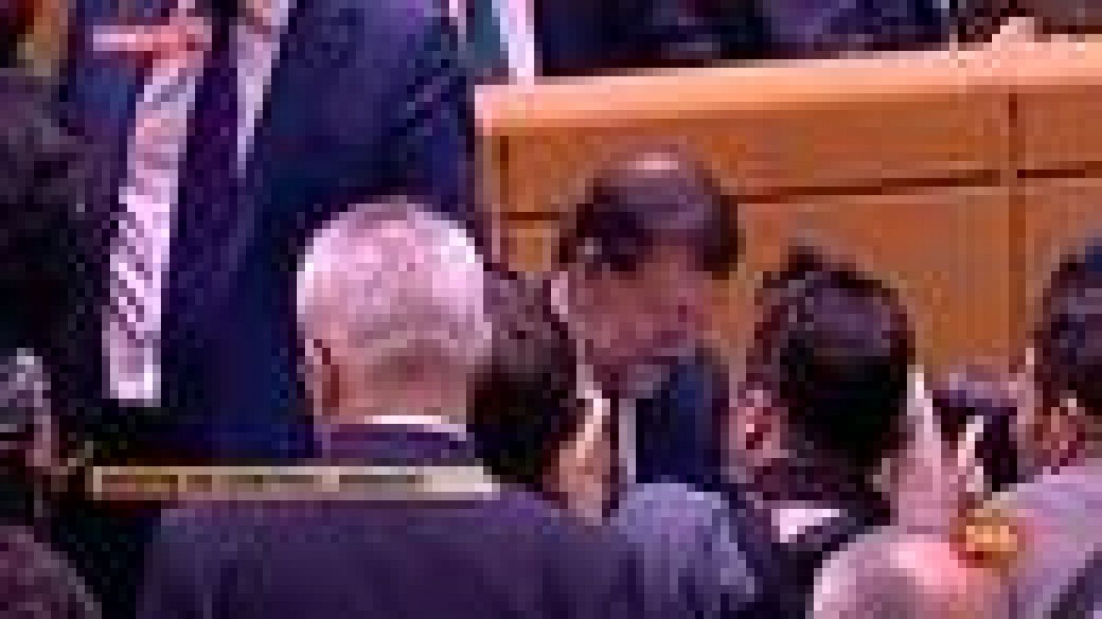 Un senador regala un casco a Rajoy para que se implique en la crisis minera