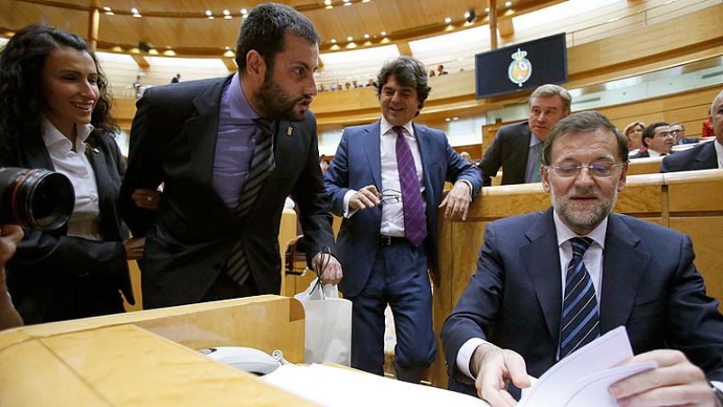 Un senador regala un casco a Rajoy para que se implique en la crisis minera