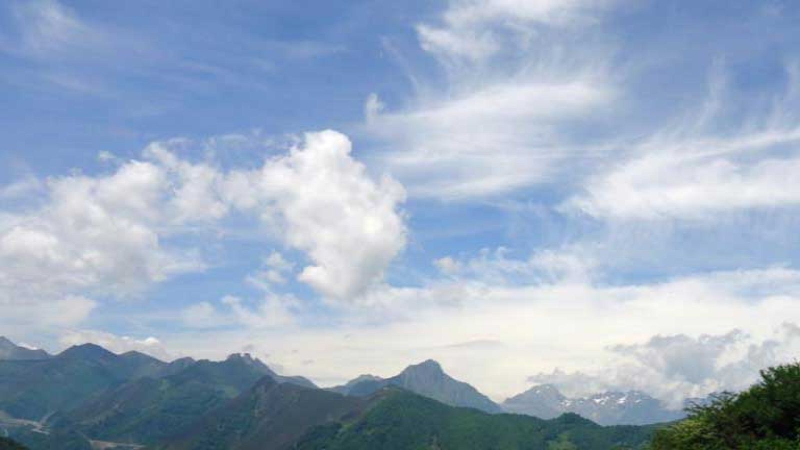 Nuboso con lluvias moderadas en el norte y noroeste peninsular