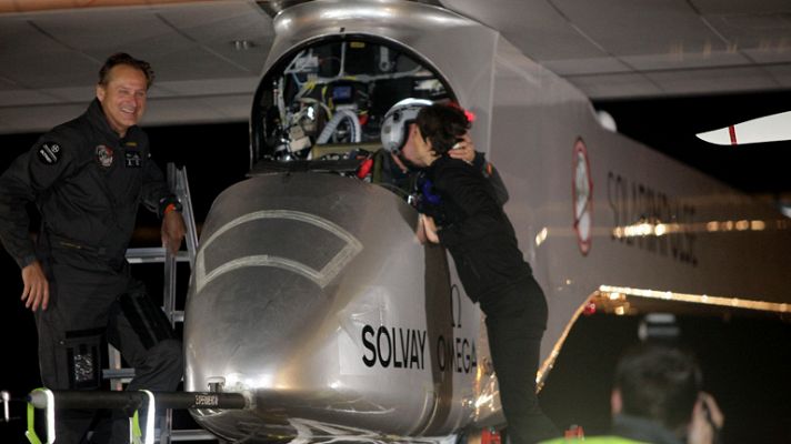 La 2 Noticias - El avión solar aterriza en Marruecos y cumple el sueño de unir Europa y África