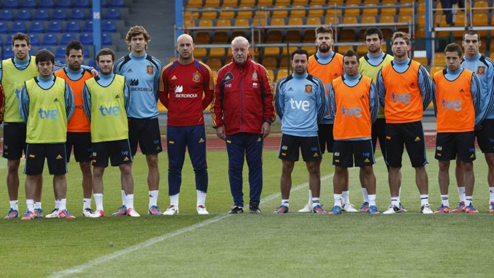 La selección guarda un minuto de silencio por Preciado | Ver
