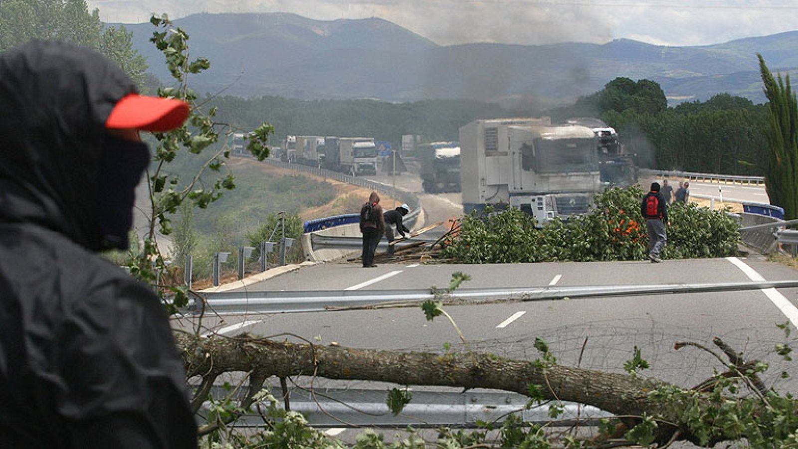 La falta de acuerdo entre el Gobierno y los mineros, que llevan 11 días de protestas por los recortes en las ayudas del sector, parece estar lejos de alcanzar una solución. Los trabajadores mantienen bloqueadas con palés y otros obstáculos la autovía y la vía ferroviaria que comunica León con Asturias.
