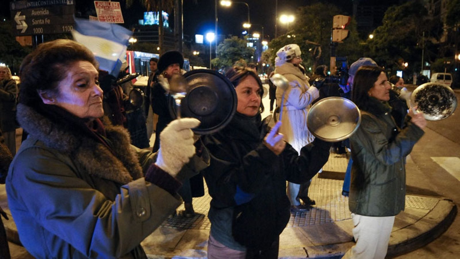 En Buenos Aires, el jueves se repetió una sonora cacerolada. Miles de ciudadanos, movilizados a través de las redes sociales, salieron a la calle para protestar por la política del gobierno de Cristina Fernández.