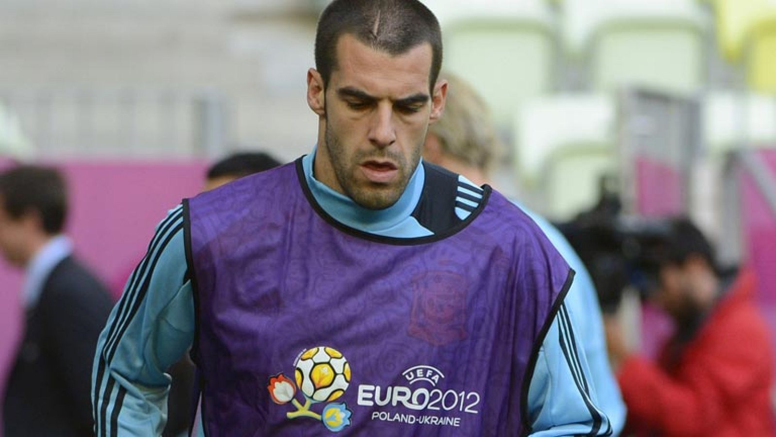 Tres hombres y un puesto de delantero