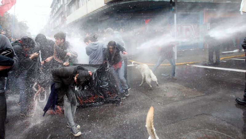 Dieciseis heridos y 25 detenidos tras los enfrentamientos en un homenaje a Pinochet