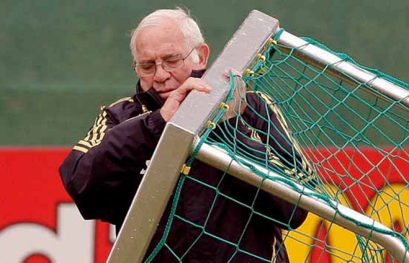 El seleccionador no quiere que la unidad del conjunto se resquebraje y recuerda a "El Niño" que un jugador no se debe cabrear si lo cambian.