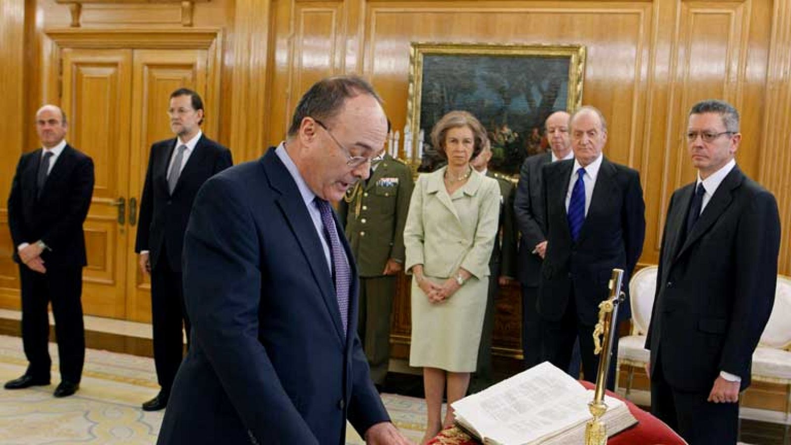 El nuevo gobernador del BE, Luis María Linde, promete su cargo ante el Rey