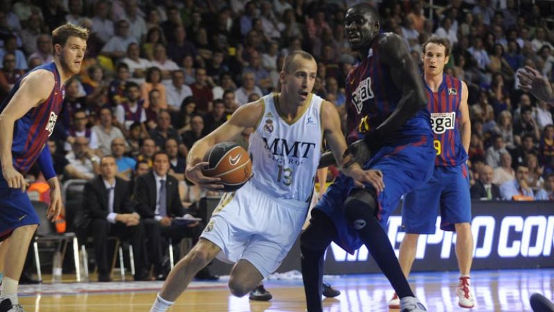 Real Madrid y Barcelona Regal se juegan el tercer partido de la final de la Liga Endesa ACB con el 'playoff' igualado, y con un protagonismo destacado de los hombres de banquillo en ambos equipos.