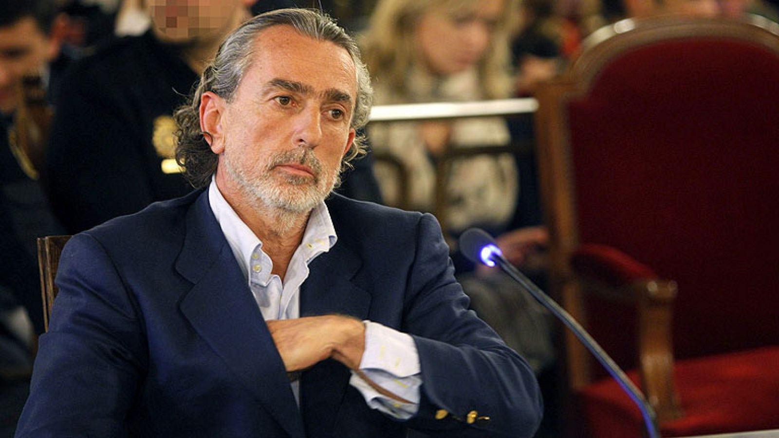 El presunto cabecilla del "caso Gürtel", Francisco Correa, saldrá en las próximas horas de prisión después de que su abogado haya depositado la fianza de 200.000 euros que le impuso el juez Pablo Ruz.Fuentes jurídicas han informado de que el magistrado de guardia de la Audiencia Nacional Fernando Andreu, en sustitución de Ruz y tras recibir de la madre del acusado el aval de la fianza, dictará esta tarde un auto en el que hará constar que el imputado ha ingresado la misma.Un auto que enviará al juez de vigilancia de Colmenar Viejo (Madrid) para que decrete la puesta en libertad de Correa, que ingresó en Soto del Real tras ser detenido el 6 de febrero de 2009 y que ahora deberá comparecer diariamente en el Juzgado y no podrá salir del país, ya que Ruz le ha retirado el pasaporte, además de obligarle a comunicar su domicilio y número de teléfono.