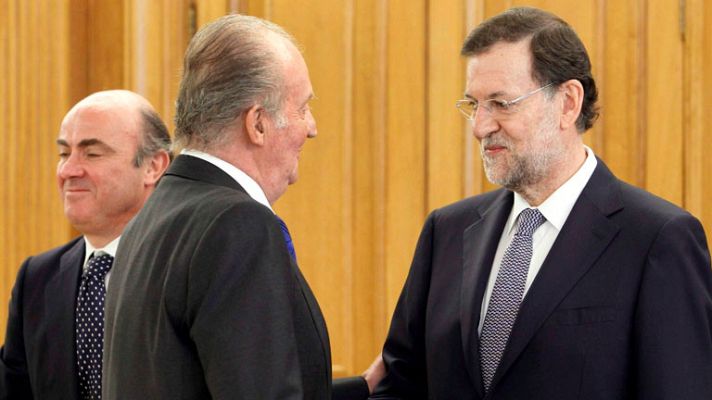 Telediario 1 - El rey da la enhorabuena a Mariano Rajoy y Luis De Guindos tras la ayuda europea a la banca