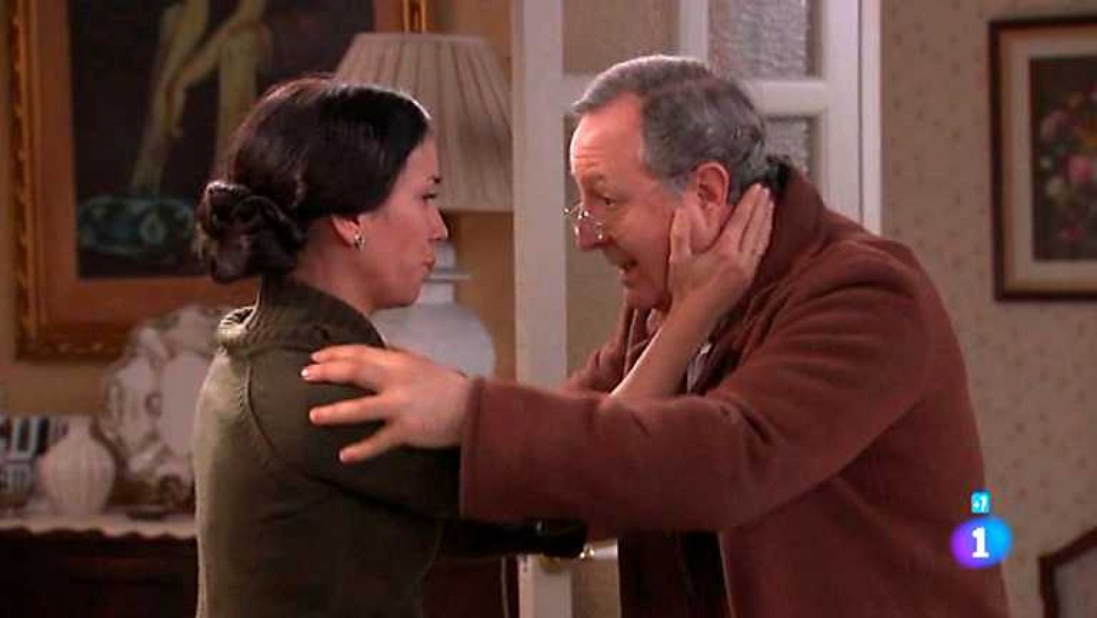 Amar en tiempos revueltos - T7 - Capítulo 195  - Pelayo parte para París. Descubrimos que Leonor sabe la verdad sobre el viaje de su abuelo y le guarda el secreto - Ver ahora