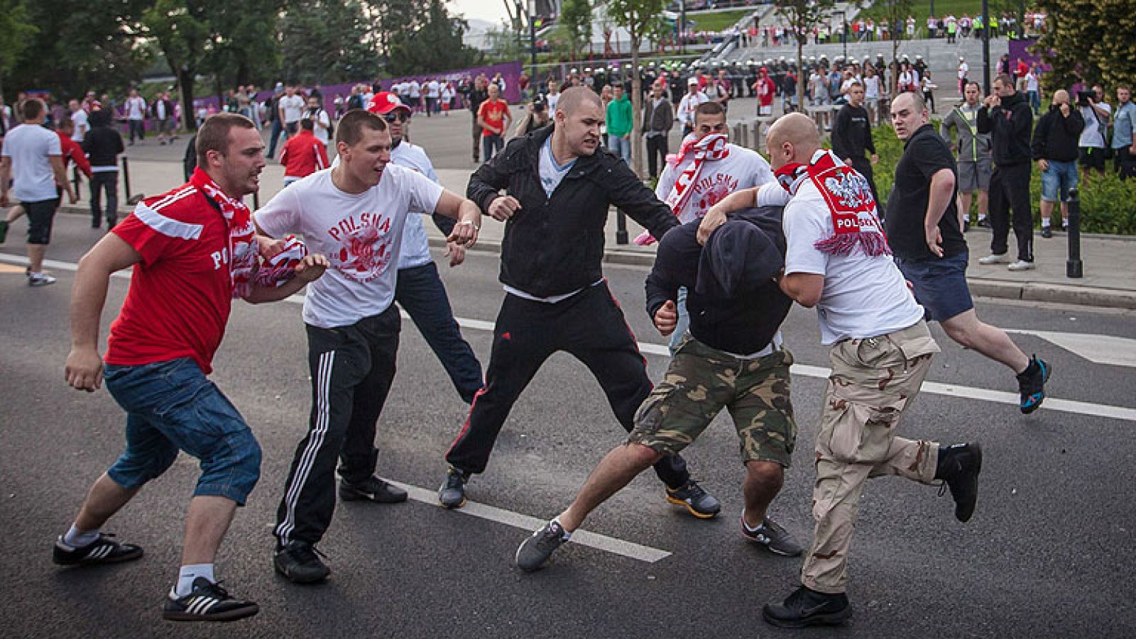 Aficionados rusos y polacos se enfrentan antes del partido de sus selecciones en Varsovia | Ver