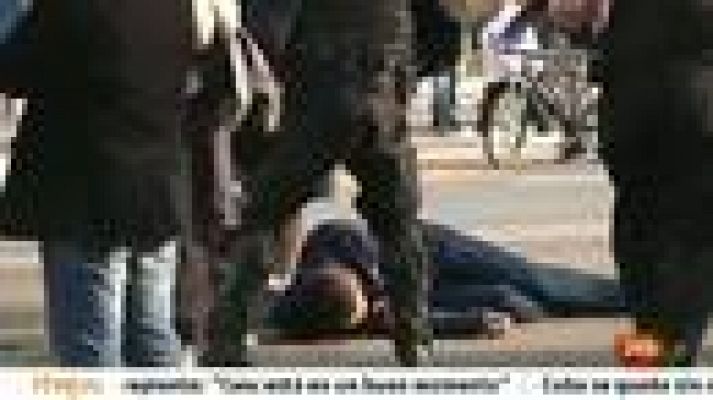 Telediario 1 - Aficionados rusos y polacos se enfrentan antes del partido de sus selecciones en Varsovia