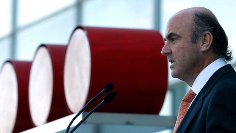 De Guindos ve "normal" la tensión en el mercado 