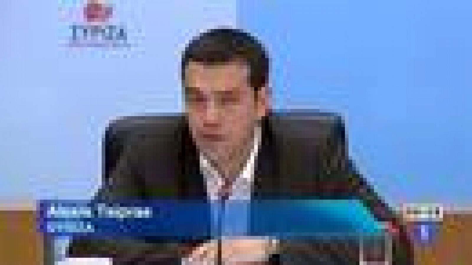 El líder de la formación izquierdista Syriza, Alexis Tsipras, ha prometido este martes que, si gana las elecciones del domingo, trabajará por asegurar la permanencia de Grecia en la Eurozona, negando así los rumores de que el país abandonará el euro