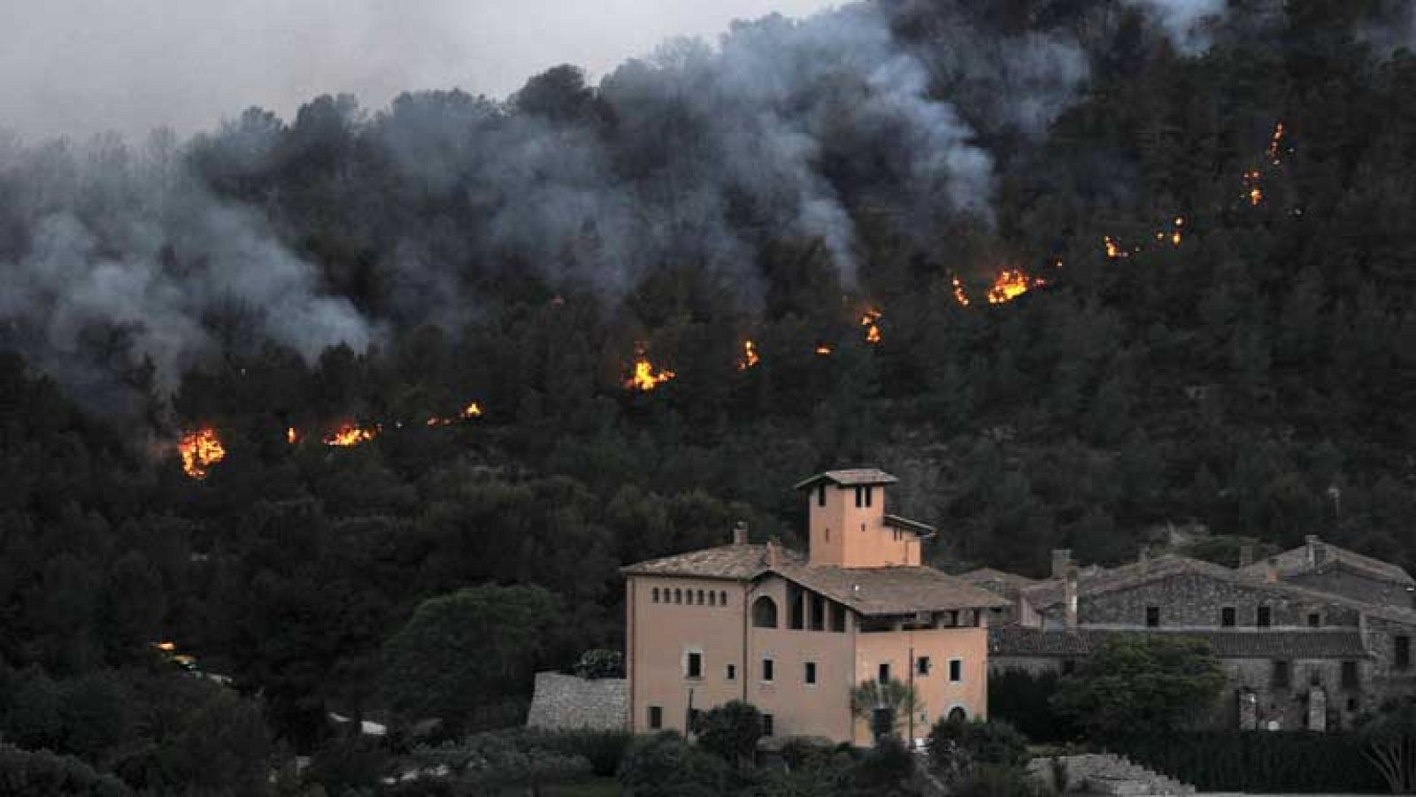 El viento dificulta la extinción del incendio de los 6 municipios de Valencia