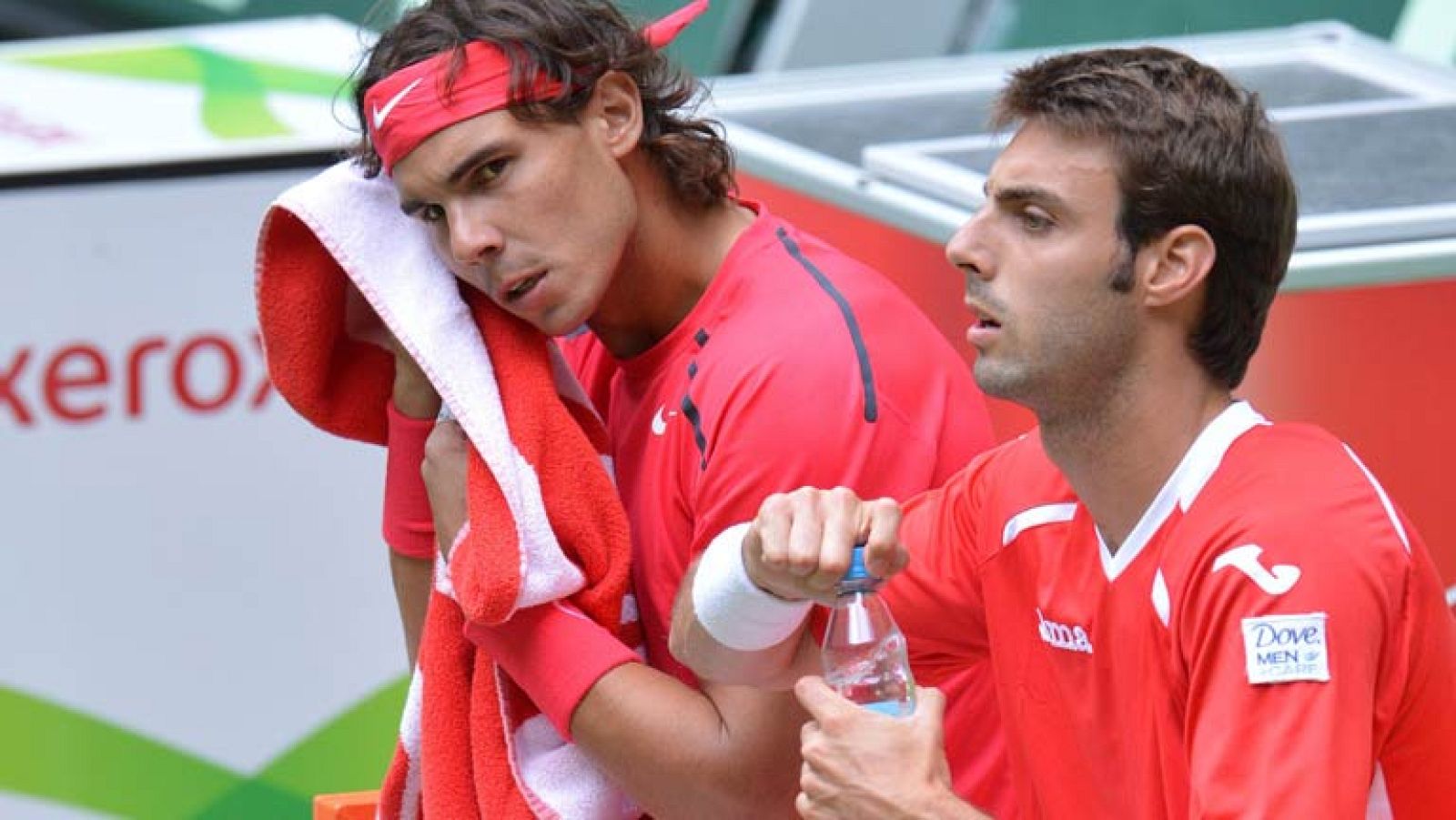Nadal gana en dobles en víspera de su debut individual en Halle | Ver