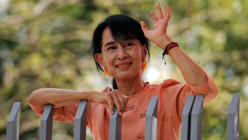 La opositora birmana Aung San Suu Kyi llega a Ginebra para comenzar su gira europea 