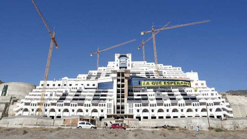 Greenpeace presenta el coste del derribo de la zona del hotel Algarrobico, Almería