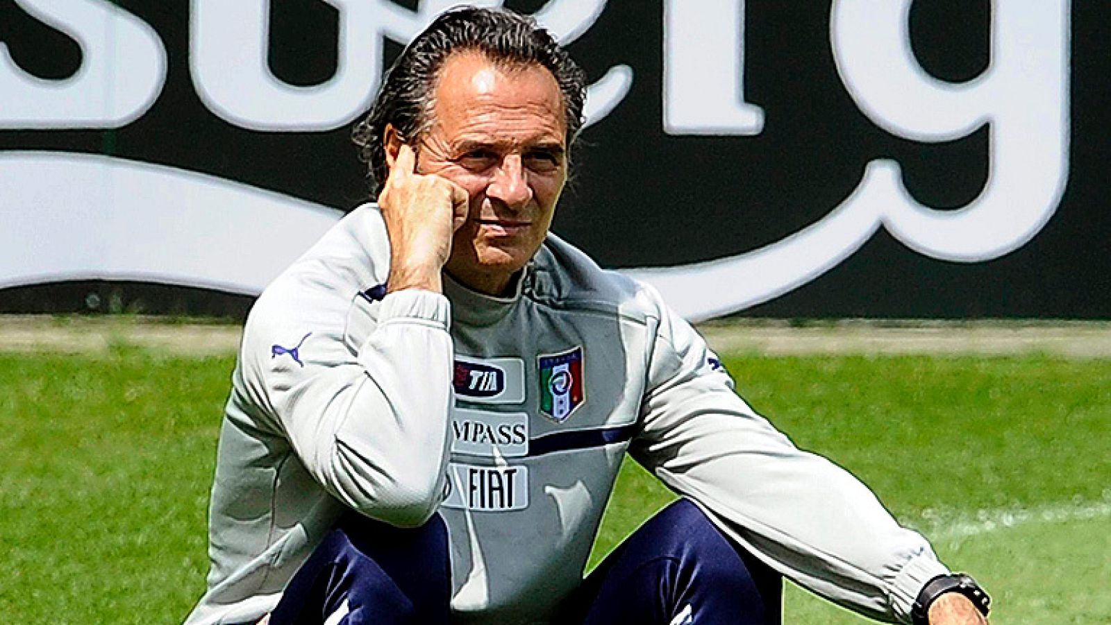 Cesare Prandelli, entrenador de la selección italiana de fútbol, aseguró hoy en rueda de prensa que su equipo no debe "ceder a la cultura de la sospecha" antes del enfrentamiento entre España y Croacia, que con un empate a dos goles se clasificarían