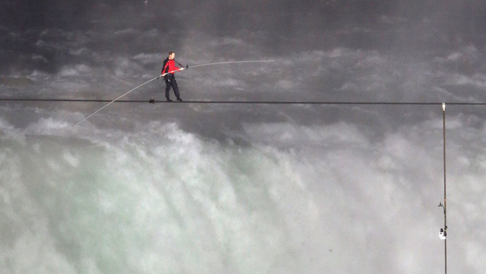 Nik Wallenda hace historia al cruzar las cataratas de Niagara sobre un cable